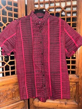 Manaola Hawaii Short-Sleeve Button-Down Shirt in Red and Black